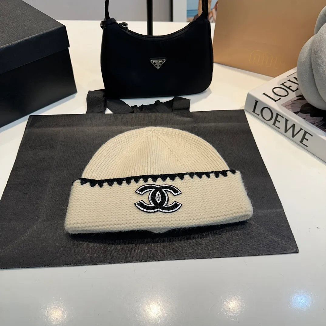 P60 CHANEL new rabbit fur knitted hat, Xiaohongshu, the main recommendation of major Internet celebrities! Thicker and warmer, fashionable and popular🌸First-class texture, the best brand for keeping warm in autumn and winter, order now, limited quantity available