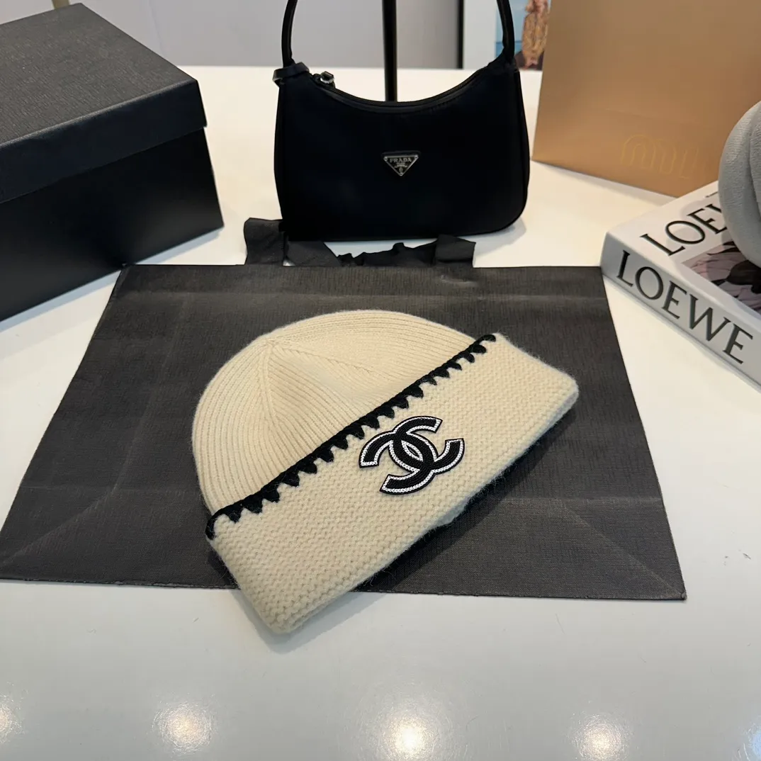 P60 CHANEL new rabbit fur knitted hat, Xiaohongshu, the main recommendation of major Internet celebrities! Thicker and warmer, fashionable and popular🌸First-class texture, the best brand for keeping warm in autumn and winter, order now, limited quantity available