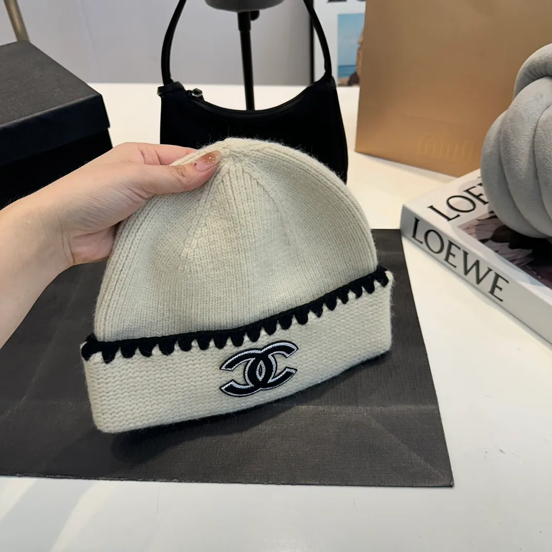 P60 CHANEL new rabbit fur knitted hat, Xiaohongshu, the main recommendation of major Internet celebrities! Thicker and warmer, fashionable and popular🌸First-class texture, the best brand for keeping warm in autumn and winter, order now, limited quantity available