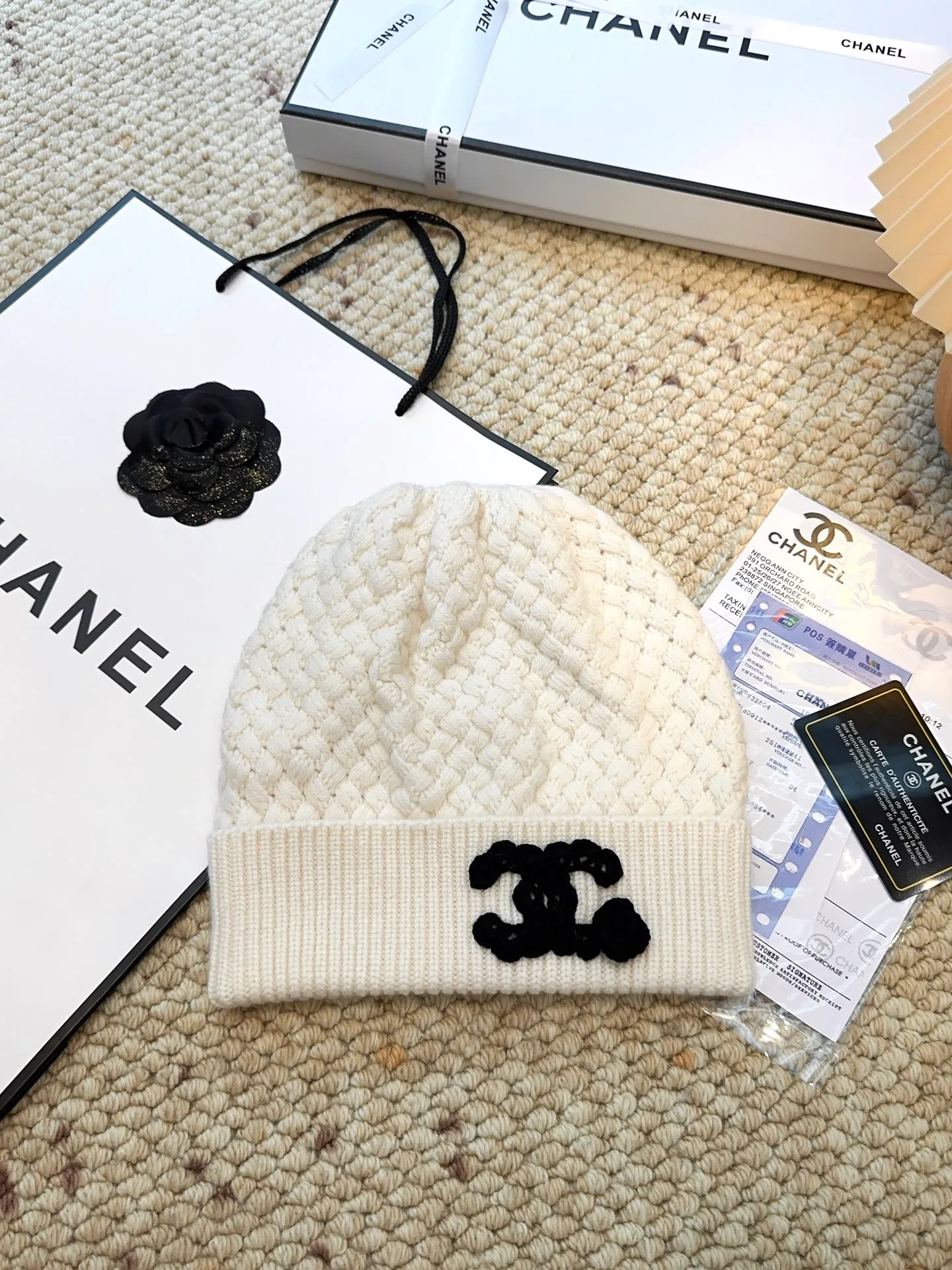 Recommended popular items Hat P460 Scarf P660 P460 CHANEL (Chanel) | Double C camellia and pineapple knitted cold hat Recommended items are cashmere and wool blended, with the softness and delicacy of cashmere and the stiffness and warmth of wool. Pineapple texture. White hand-crocheted double C logo camellia on the brim. Exquisite, fashionable and eye-catching. The shape of the hat is three-dimensional and not soft. It shows a small face and does not restrict the head. P660 CHANEL (Chanel) pineapple knitted scarf scarf, cashmere and wool blend, high weight and high fiber density, soft, comfortable and warm, three-dimensional pineapple pattern technology, clear texture, rich layers, hand-crocheted double C camellia, high-end and fashionable existence, the effect of casual winding can easily create a sense of atmosphere