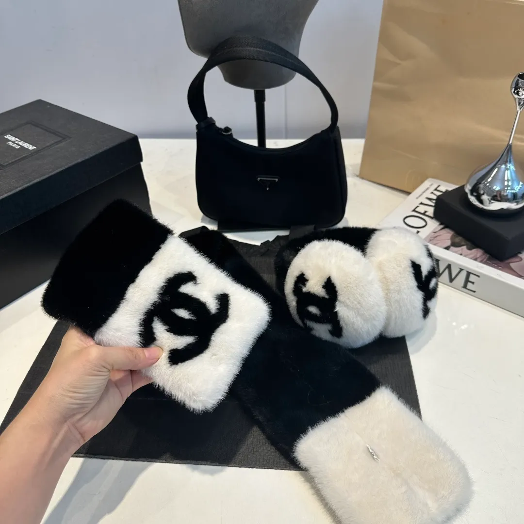 P130 for a set of 2025 new thickened rabbit fur earmuffs🦙 chanel ski series, top purchasing quality ~ double C logo earmuffs pure wool, rough texture, can be used by boys and girls, regardless of size, one size fits all. It can be called the Chanel elf in the snow🧚‍♀️. The temperature is cooling down and skiing in the north will be coming soon! Ear warmers, scarves, thunder hats, down jackets and other life-saving equipment must be prepared. Of course, if you want to take photos in the snow, we introduce this must-have celebrity-style Chanel earmuffs.