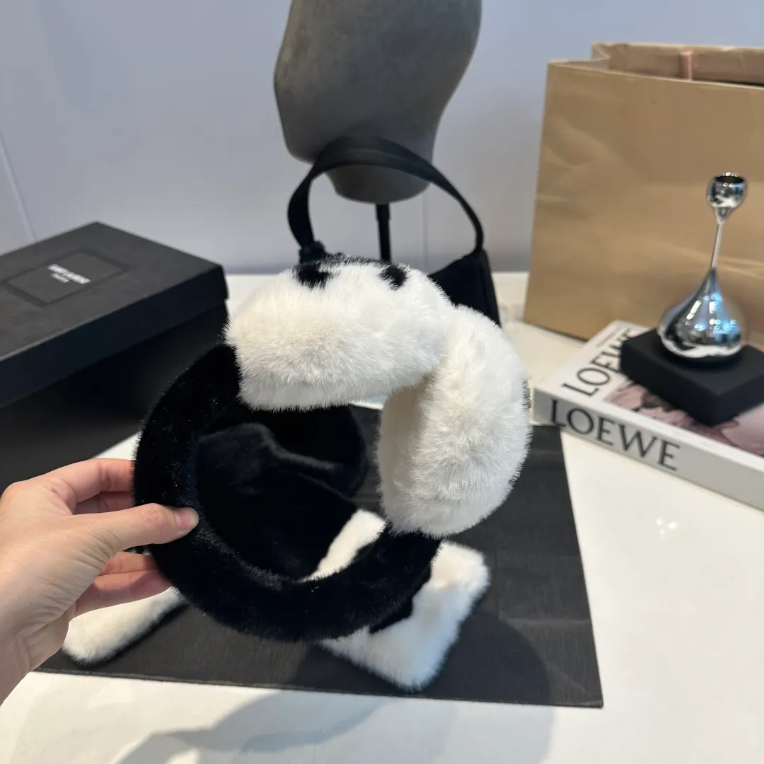 P130 for a set of 2025 new thickened rabbit fur earmuffs🦙 chanel ski series, top purchasing quality ~ double C logo earmuffs pure wool, rough texture, can be used by boys and girls, regardless of size, one size fits all. It can be called the Chanel elf in the snow🧚‍♀️. The temperature is cooling down and skiing in the north will be coming soon! Ear warmers, scarves, thunder hats, down jackets and other life-saving equipment must be prepared. Of course, if you want to take photos in the snow, we introduce this must-have celebrity-style Chanel earmuffs.