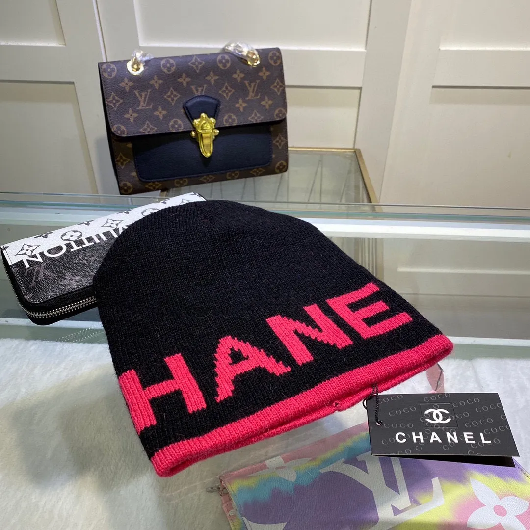 P44 comes with dust bag. CHANEL🎩cashmere wool quality knitted hat, fashionable, good quality, high-end, super soft! Super hot💖The texture is great and it’s great to match when out on the street! Fashion trends! A must-have item for autumn and winter, get it now!