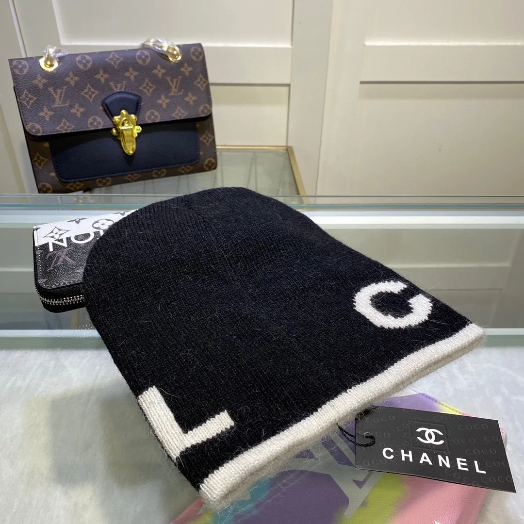 P44 comes with dust bag. CHANEL🎩cashmere wool quality knitted hat, fashionable, good quality, high-end, super soft! Super hot💖The texture is great and it’s great to match when out on the street! Fashion trends! A must-have item for autumn and winter, get it now!