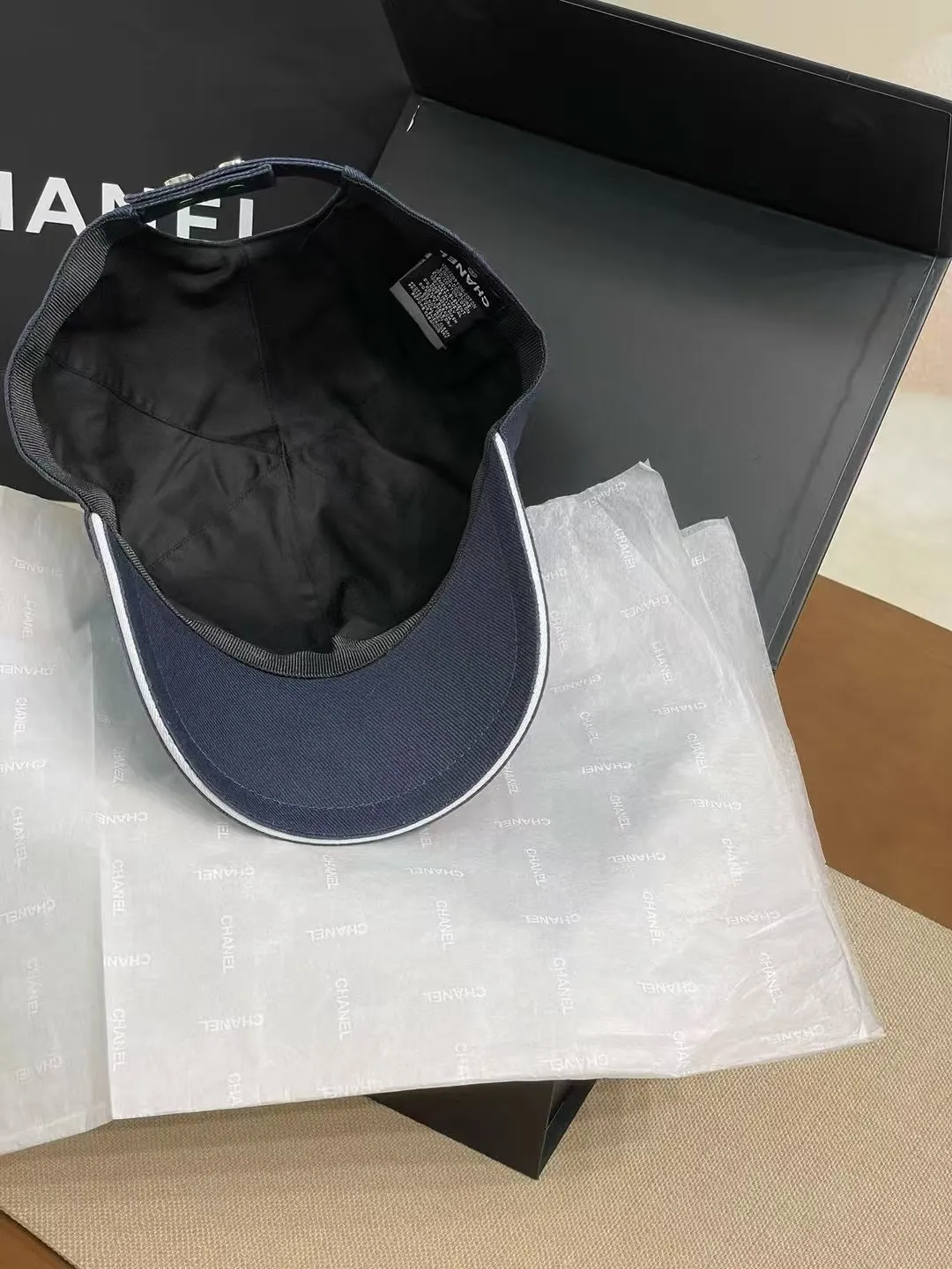 The P90 Chanel baseball cap is really amazing! New colors: Olive green is full of vitality, khaki is gentle and versatile, and the simple tones are perfect for daily outings~ The iconic double C logo is low-key and luxurious, and the exquisite embroidery highlights the quality. Wear it casually and you will instantly feel fashionable. Who wouldn’t love it?