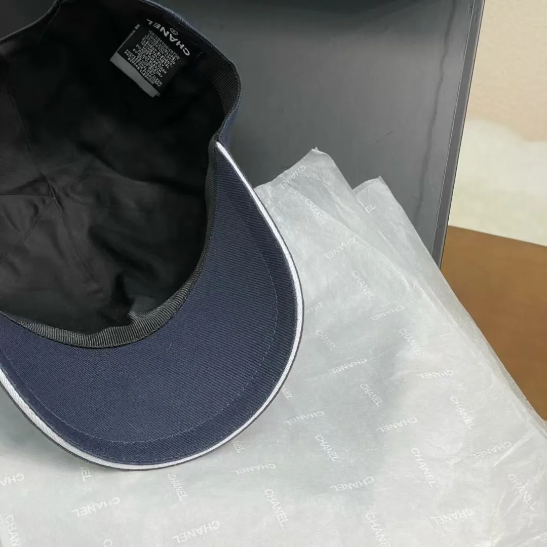 The P90 Chanel baseball cap is really amazing! New colors: Olive green is full of vitality, khaki is gentle and versatile, and the simple tones are perfect for daily outings~ The iconic double C logo is low-key and luxurious, and the exquisite embroidery highlights the quality. Wear it casually and you will instantly feel fashionable. Who wouldn’t love it?