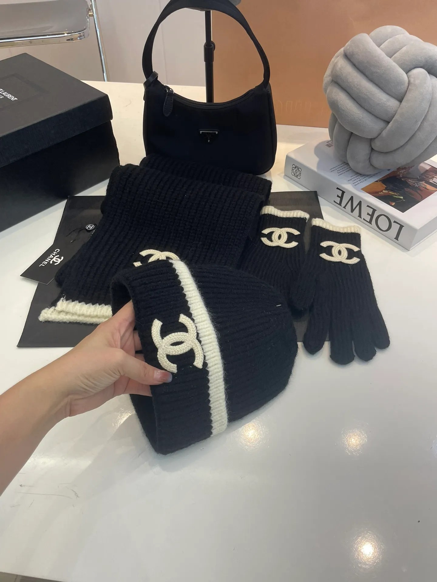 P180 CHANEL [Wool Suit, Scarf + Gloves + Hat-] Classic suit, hat, wool knitted hat and gloves, warm and super comfortable for winter. It’s a magical tool for young ladies to reduce their age~warm and fashionable! Can be made into mother-daughter parent-child style. Scarf: 185/35cm. Hat. Head circumference around 57 cm.