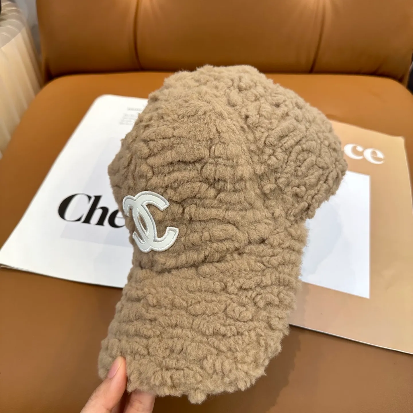 P60 Chanel Chanel new autumn and winter lamb wool baseball cap Chanel's simplest style, small face-shape hat