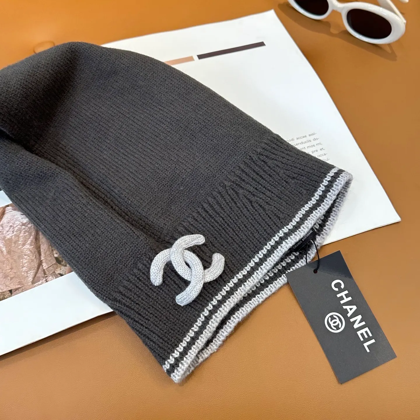 P70 Chanel Sisters, do you all own the Chanel 25b balaclava? 🤭, I checked the outfits of the little sisters in Xiaohongshu and really like them. It looks great when stacked with a peaked hat, or it is also good to use as a scarf. I love it 😍