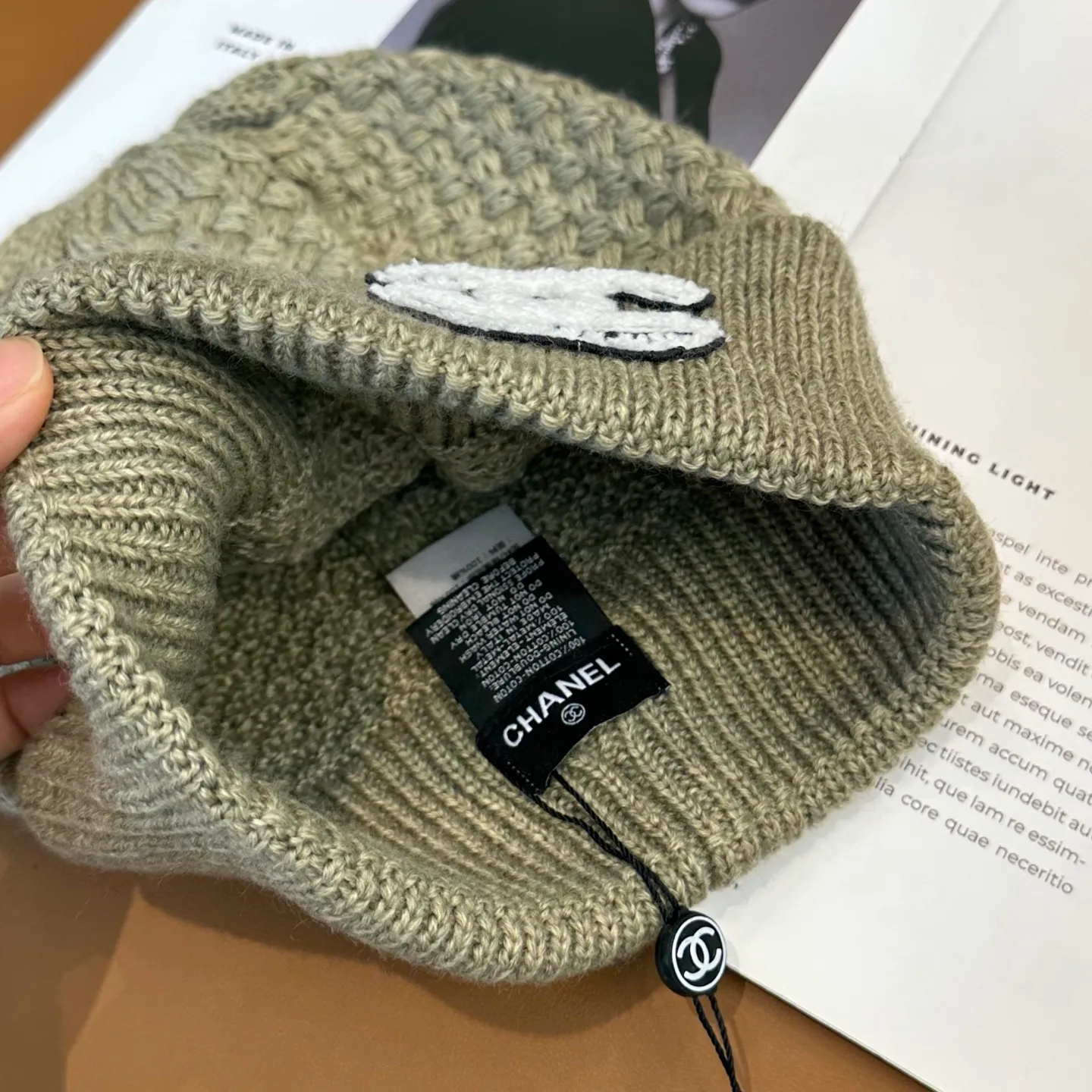 P70 Chanel official website quality Chanel autumn and winter fashion blogger recommended knitted hat, which hides a quiet sense of luxury. Every line is neat and generous, simple but not simple, generous and stylish. Every detail shows high-end taste, and the sense of fashion becomes more and more intriguing in the restraint.