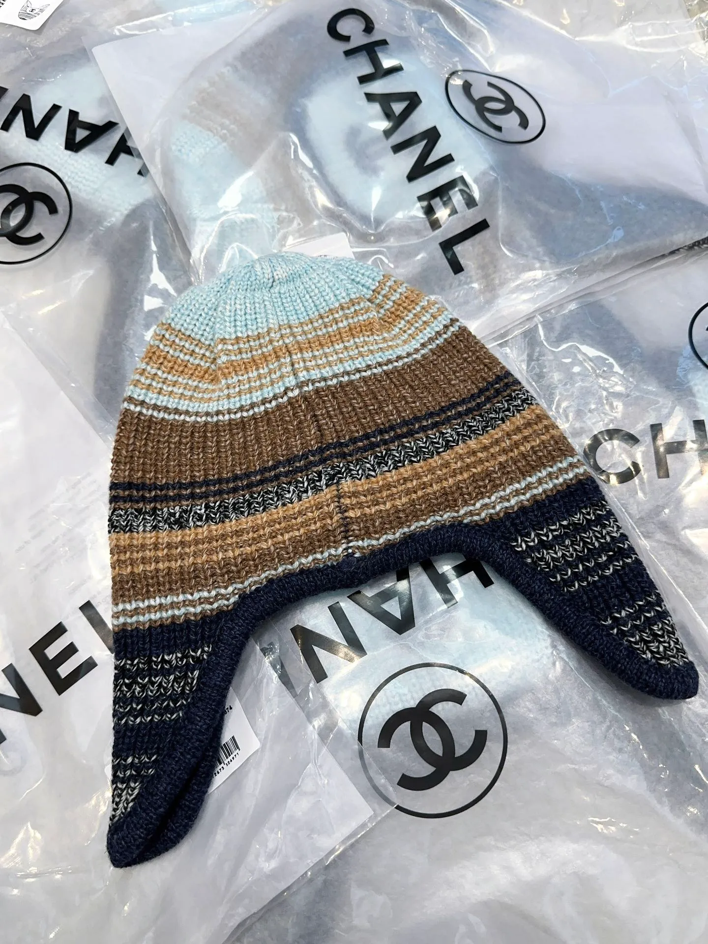 Chane*🆕Chanel 25N new ski series wool hat, the popular Lei Feng hat on the entire Internet, whoever wears it better 4️⃣ individual colors, black and white, versatile and cool, blue and pink, cute, can be worn by men and women as a couple, wool and cashmere material, warm and good-looking, a must-have👍👍👍