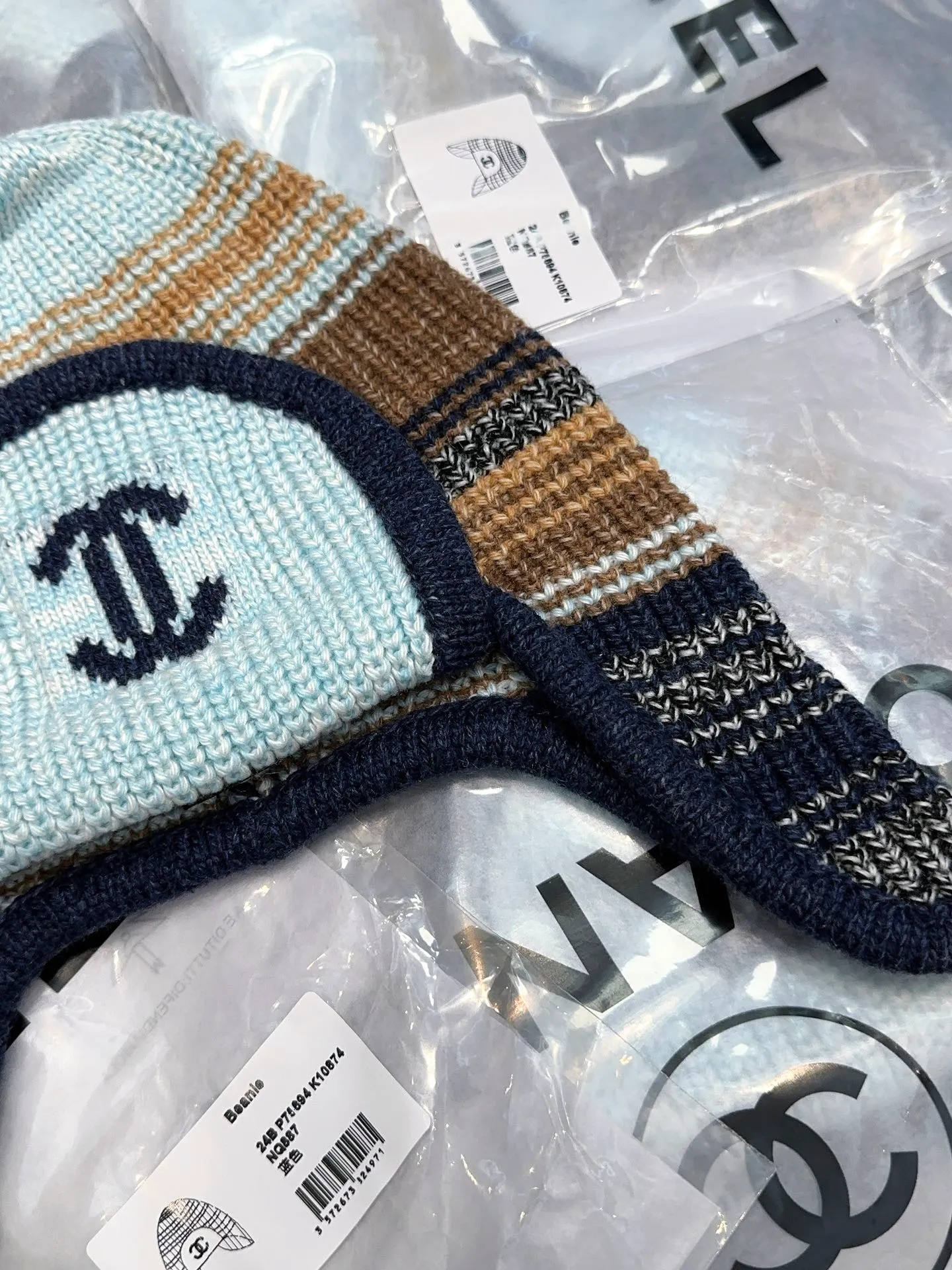 Chane*🆕Chanel 25N new ski series wool hat, the popular Lei Feng hat on the entire Internet, whoever wears it better 4️⃣ individual colors, black and white, versatile and cool, blue and pink, cute, can be worn by men and women as a couple, wool and cashmere material, warm and good-looking, a must-have👍👍👍