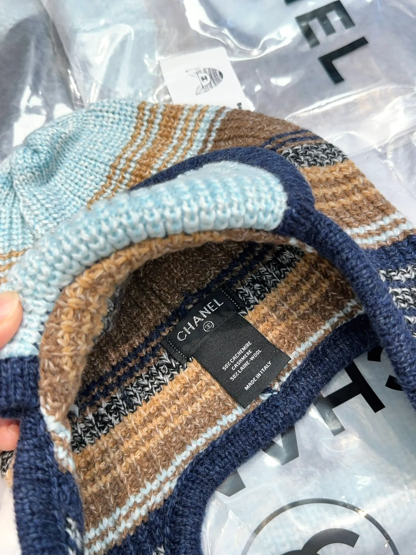 Chane*🆕Chanel 25N new ski series wool hat, the popular Lei Feng hat on the entire Internet, whoever wears it better 4️⃣ individual colors, black and white, versatile and cool, blue and pink, cute, can be worn by men and women as a couple, wool and cashmere material, warm and good-looking, a must-have👍👍👍