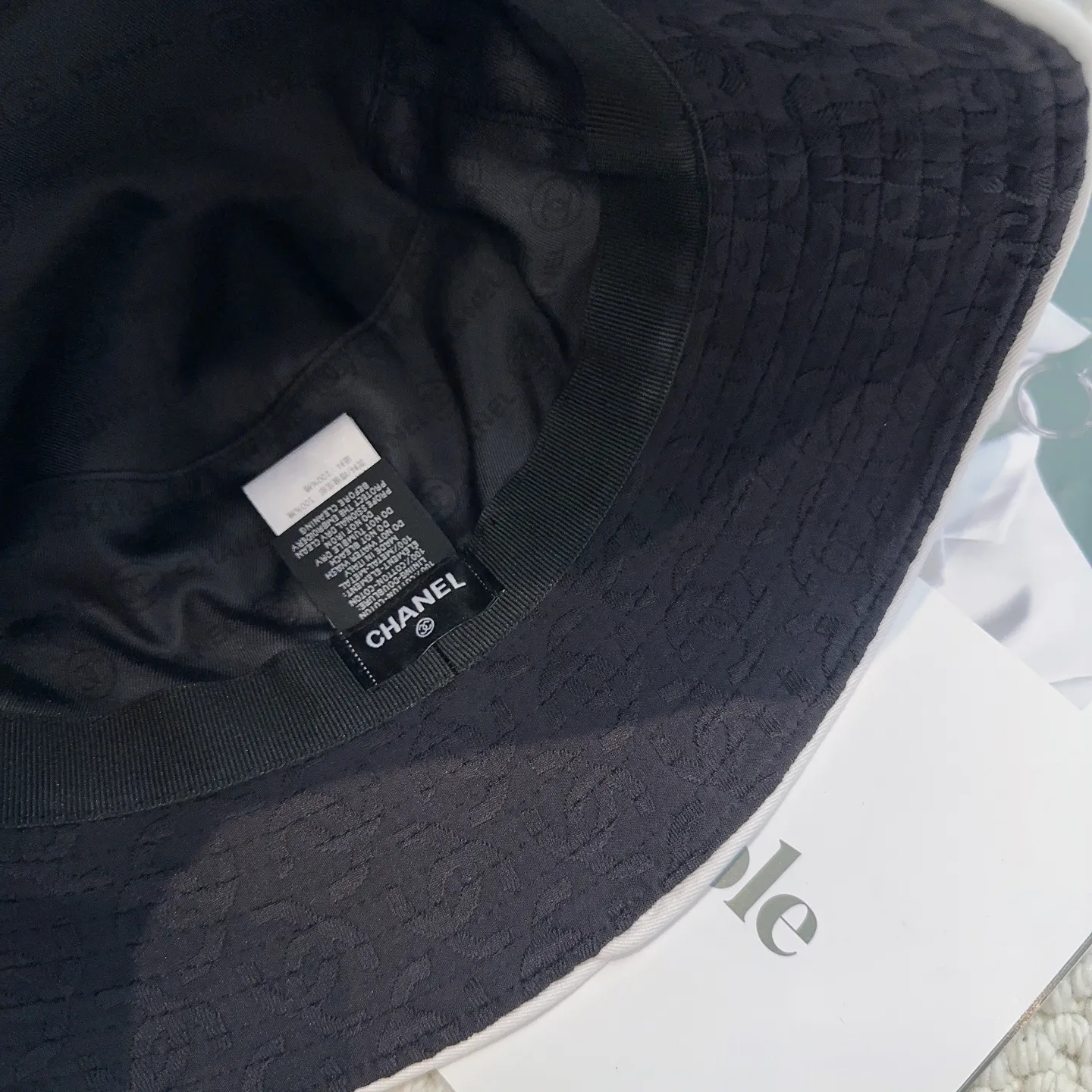 P96 Chanel's new bucket hat, high quality 1:1 replica, customized front fabric canvas jacquard. High-end customized model, irresistible presbyopic canvas, very flattering and small, you can enter it with your eyes closed, I give it 100 points for the quality!