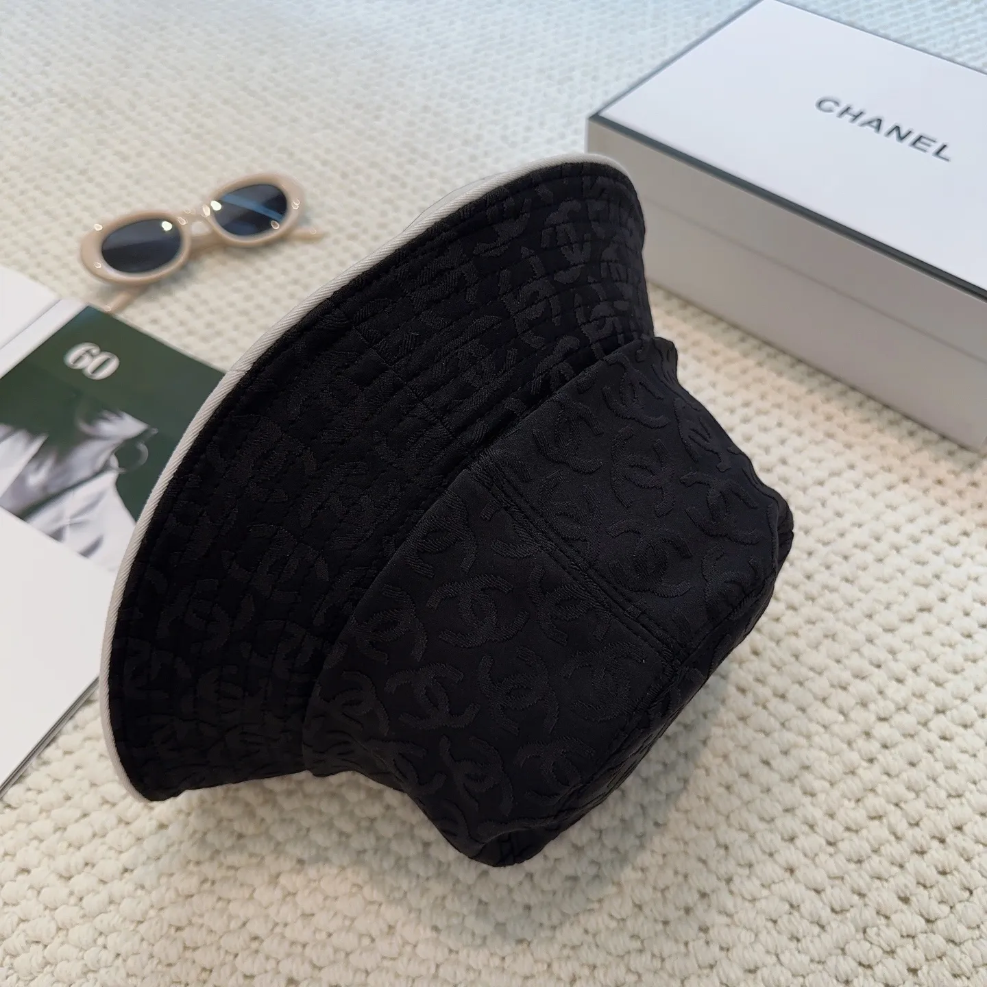 P96 Chanel's new bucket hat, high quality 1:1 replica, customized front fabric canvas jacquard. High-end customized model, irresistible presbyopic canvas, very flattering and small, you can enter it with your eyes closed, I give it 100 points for the quality!