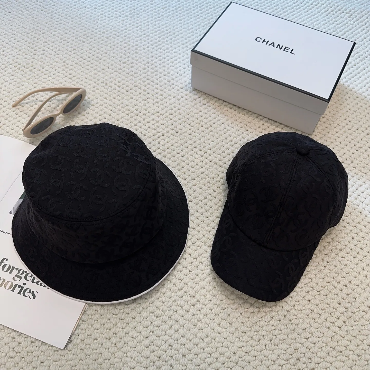 P96 Chanel's new bucket hat, high quality 1:1 replica, customized front fabric canvas jacquard. High-end customized model, irresistible presbyopic canvas, very flattering and small, you can enter it with your eyes closed, I give it 100 points for the quality!