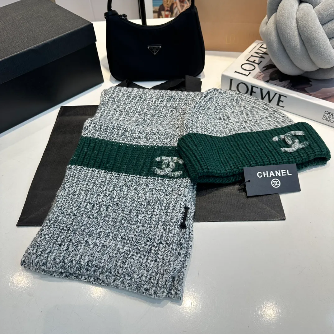 P170 CHANEL official website new classic suit hat! Hat ➕Scarf! It feels great in hand! It’s warm and super comfortable. This winter, all you need is a hat set like this. It’s warm and fashionable! Welcome to choose!!