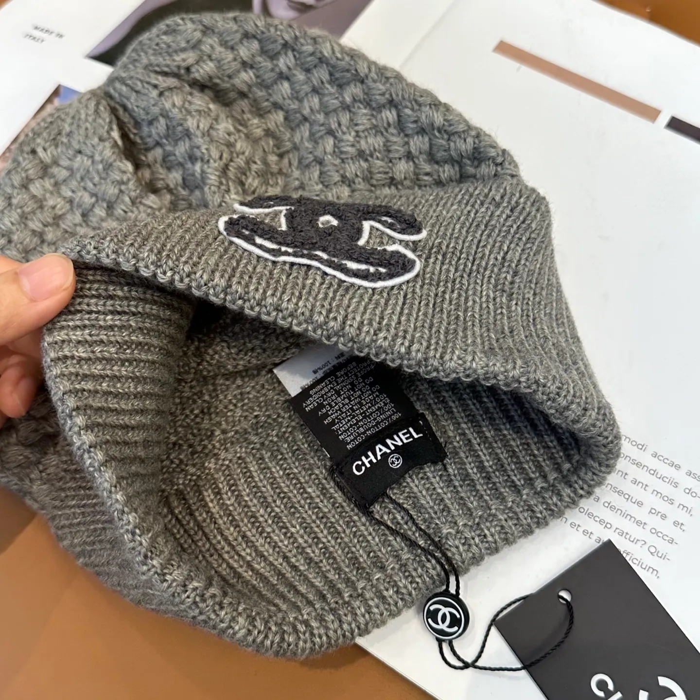 P70 Chanel official website quality Chanel autumn and winter fashion blogger recommended knitted hat, which hides a quiet sense of luxury. Every line is neat and generous, simple but not simple, generous and stylish. Every detail shows high-end taste, and the sense of fashion becomes more and more intriguing in the restraint.