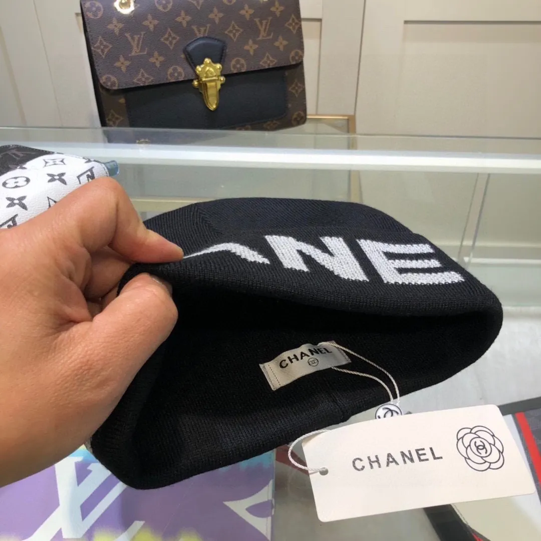 P50 Chanel CHANEL is sure to be of genuine quality. The only matching details on the market are double-layered cashmere wool knitted hats. Xiaohongshu recommends that the official website purchase price is 4980 per hat. The quality is outstanding. The matching of the big logo in autumn and winter is really perfect, and the design style is even more elegant! Order quickly