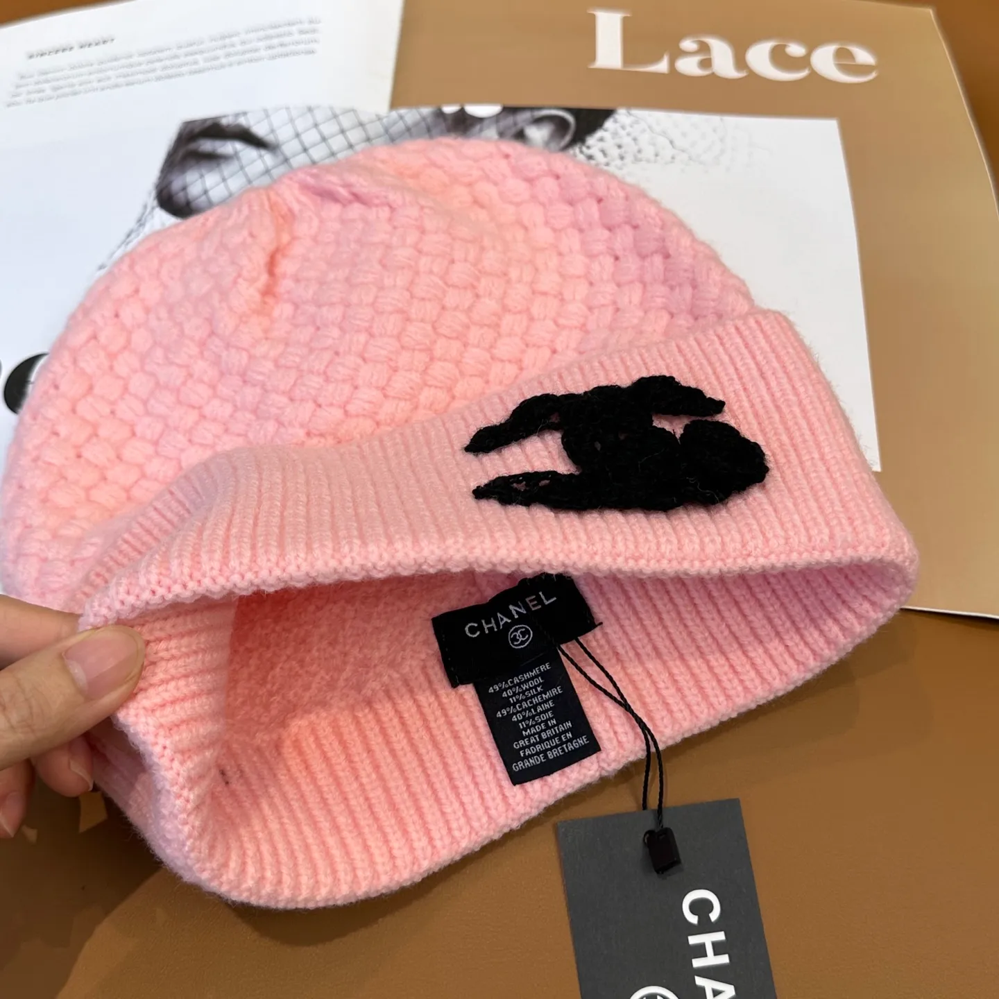 P70 Chanel official website quality Chanel autumn and winter knitted hat recommended by internet celebrity fashion bloggers. It hides a quiet sense of high-end. Every line is neat and elegant, simple but not simple, generous but not out of style. Every detail shows high-end taste, and the sense of fashion becomes more and more intriguing in the restraint.