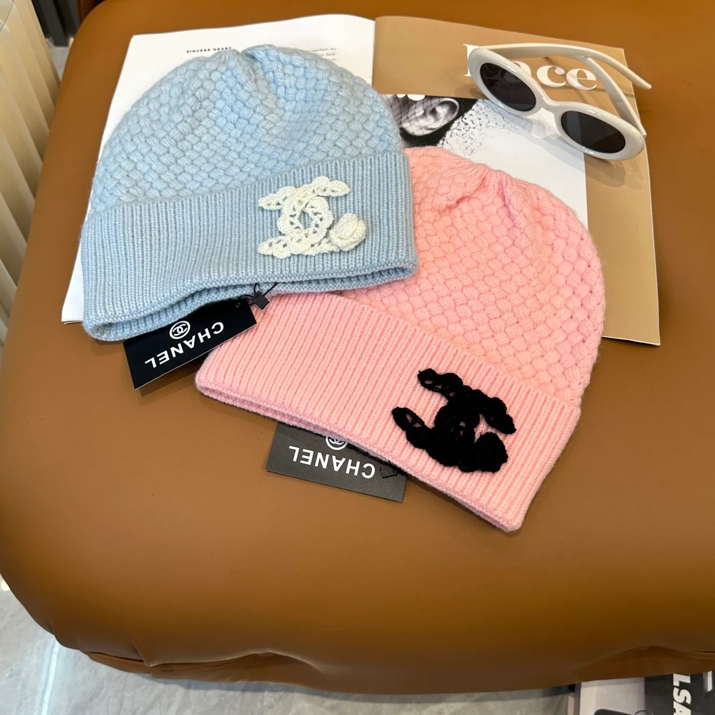 P70 Chanel official website quality Chanel autumn and winter knitted hat recommended by internet celebrity fashion bloggers. It hides a quiet sense of high-end. Every line is neat and elegant, simple but not simple, generous but not out of style. Every detail shows high-end taste, and the sense of fashion becomes more and more intriguing in the restraint.