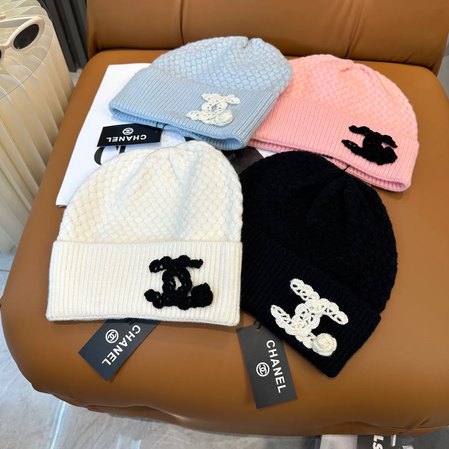 P70 Chanel official website quality Chanel autumn and winter knitted hat recommended by internet celebrity fashion bloggers. It hides a quiet sense of high-end. Every line is neat and elegant, simple but not simple, generous but not out of style. Every detail shows high-end taste, and the sense of fashion becomes more and more intriguing in the restraint.