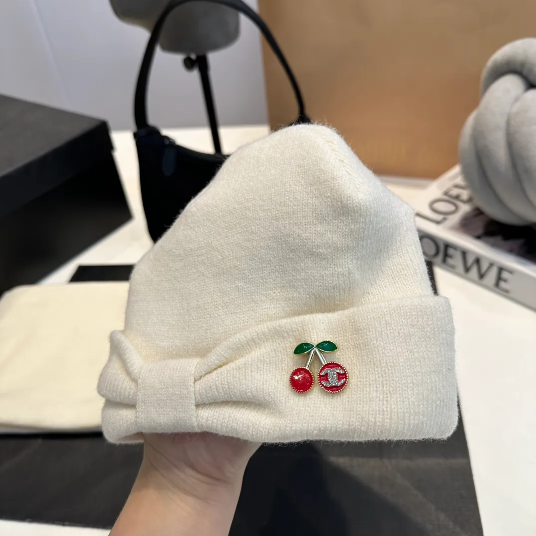 P140 Chanel Chanel children's knitted beanie cherry three-piece set, scarf, hat, gloves, super warm