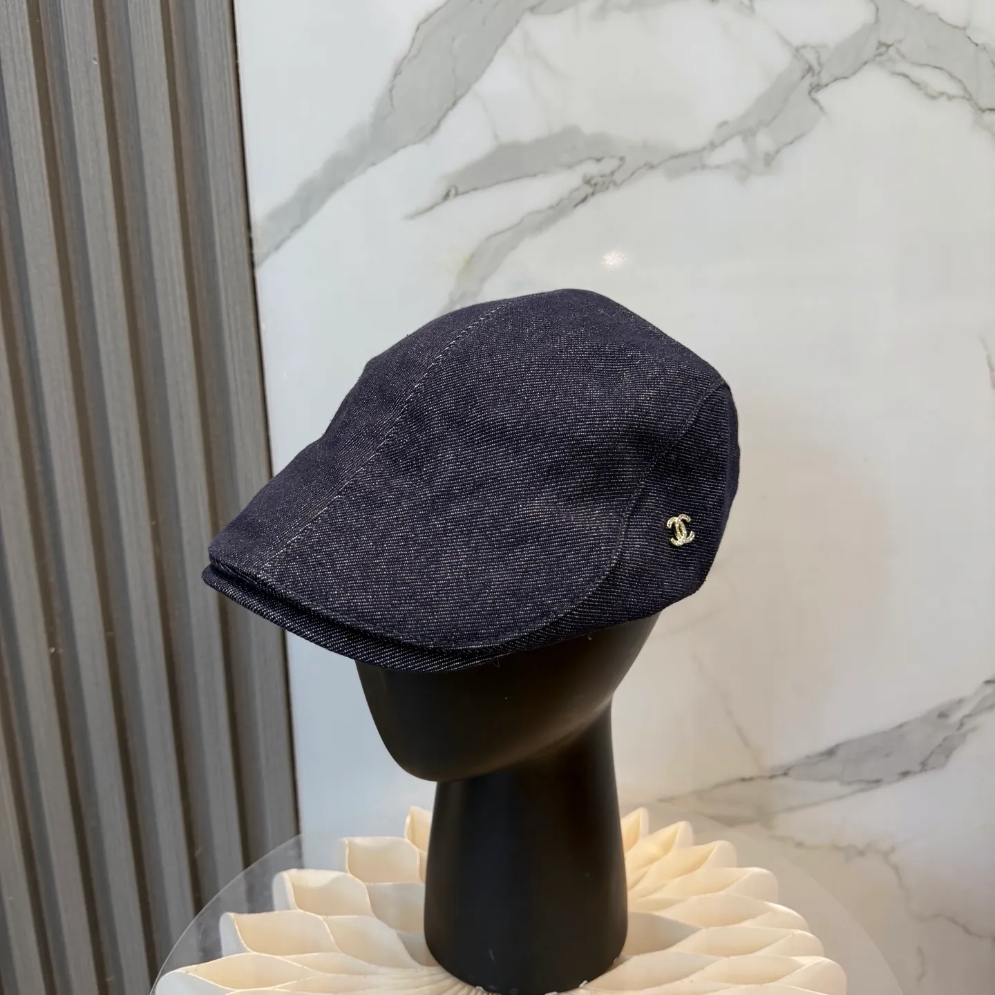P76 The new Chanel high-version denim forward hat is made of high-quality denim fabric, which is tough and textured and comfortable to wear. And paired with the brand's iconic double C logo, it highlights the unique fashion taste and brand charm. Suitable for a variety of occasions, whether worn with casual wear or sportswear, it can easily enhance the fashion sense of the overall look. It is a trendy item that fashion lovers cannot miss.