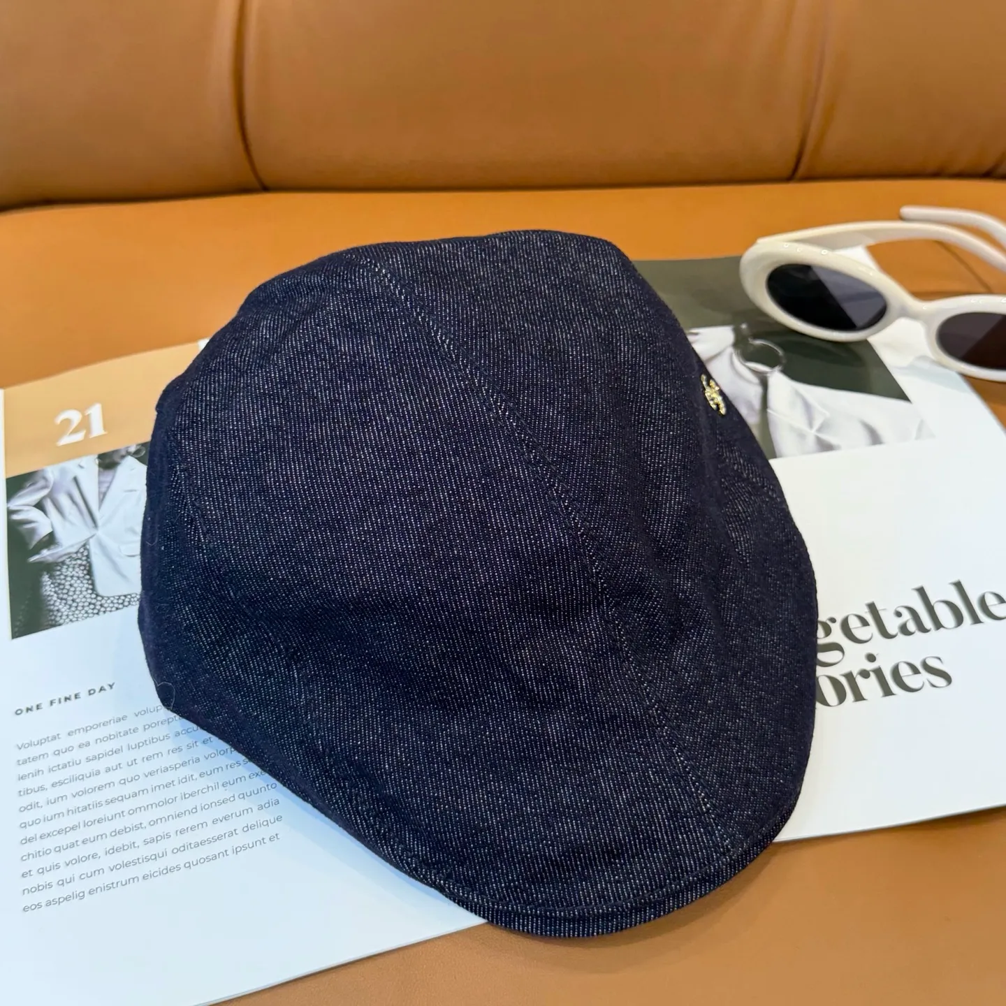 P76 The new Chanel high-version denim forward hat is made of high-quality denim fabric, which is tough and textured and comfortable to wear. And paired with the brand's iconic double C logo, it highlights the unique fashion taste and brand charm. Suitable for a variety of occasions, whether worn with casual wear or sportswear, it can easily enhance the fashion sense of the overall look. It is a trendy item that fashion lovers cannot miss.