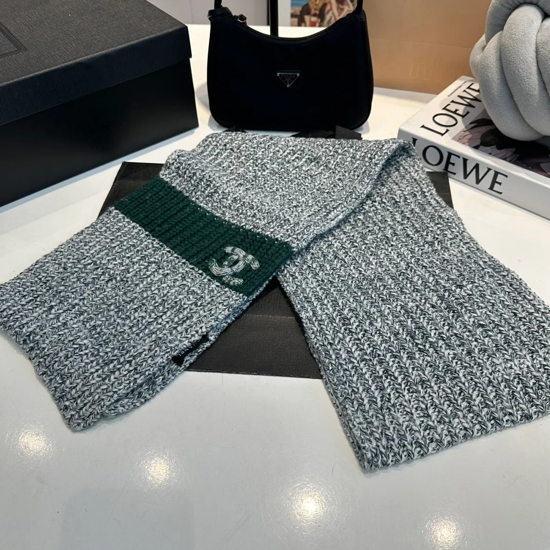 P170 CHANEL official website new classic suit hat! Hat ➕Scarf! It feels great in hand! It’s warm and super comfortable. This winter, all you need is a hat set like this. It’s warm and fashionable! Welcome to choose!!