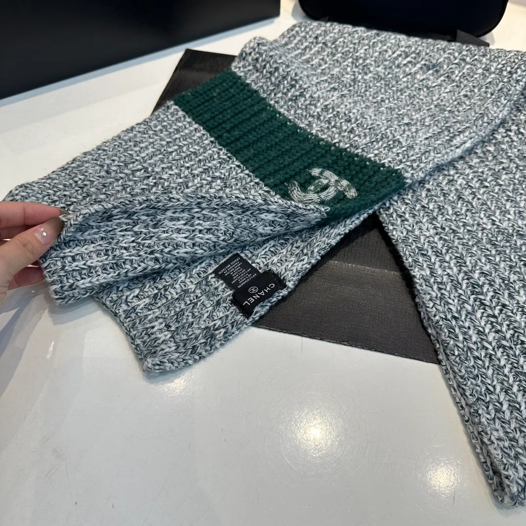 P170 CHANEL official website new classic suit hat! Hat ➕Scarf! It feels great in hand! It’s warm and super comfortable. This winter, all you need is a hat set like this. It’s warm and fashionable! Welcome to choose!!