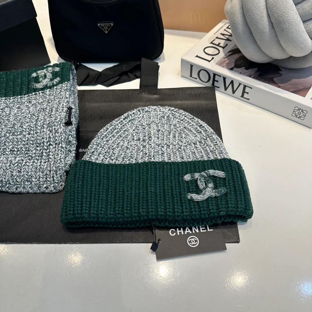 P170 CHANEL official website new classic suit hat! Hat ➕Scarf! It feels great in hand! It’s warm and super comfortable. This winter, all you need is a hat set like this. It’s warm and fashionable! Welcome to choose!!
