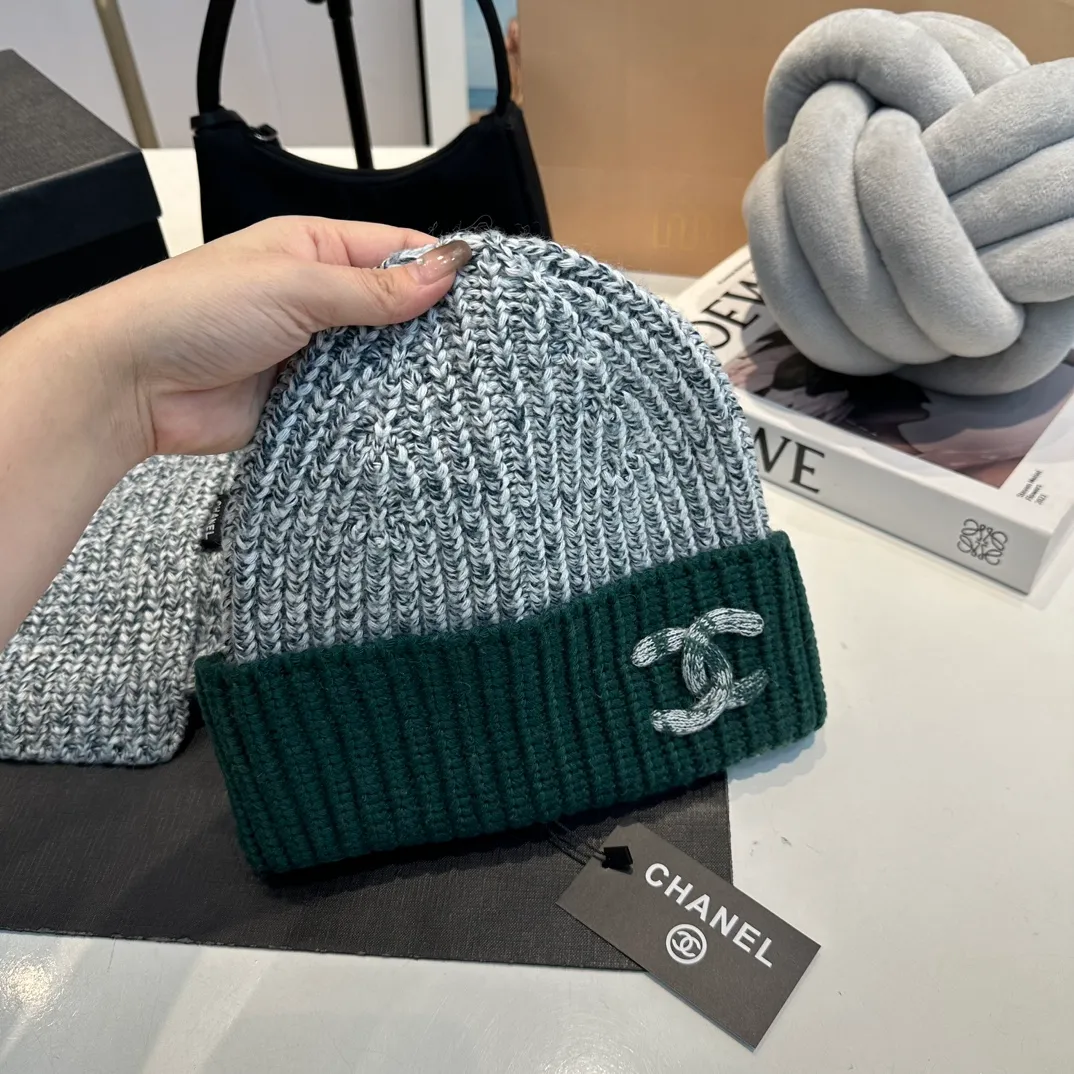 P170 CHANEL official website new classic suit hat! Hat ➕Scarf! It feels great in hand! It’s warm and super comfortable. This winter, all you need is a hat set like this. It’s warm and fashionable! Welcome to choose!!