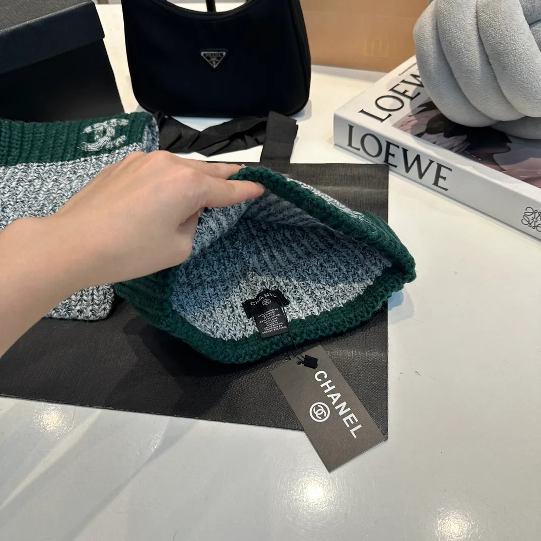 P170 CHANEL official website new classic suit hat! Hat ➕Scarf! It feels great in hand! It’s warm and super comfortable. This winter, all you need is a hat set like this. It’s warm and fashionable! Welcome to choose!!
