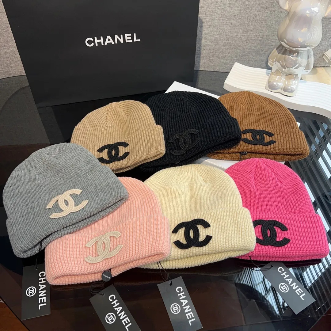 P50 Chanel* Autumn and Winter Knitted Beanie Hat I fell in love with you at first sight ~ It is very comfortable to wear, not tied, the shape is great, versatile and beautiful 🥰 It is easy to wear for both boys and girls ~ very friendly to big heads