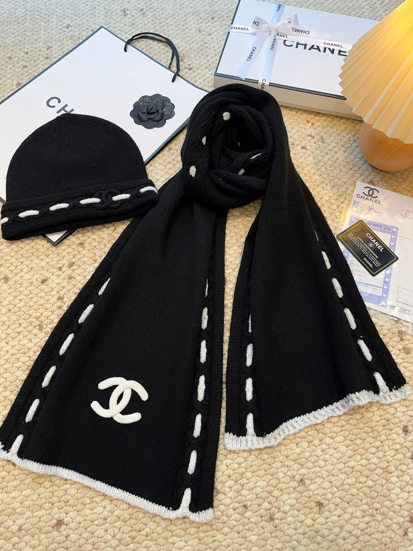 Scarf P720 Hat P460 Single selection available New arrivals! Chanel (Chanel) color-blocked striped scarf is made of wool blended material and 7-needle drawing process. The surface of the fabric has three-dimensional textures with a sense of layering and a concave and convex grid texture. After the weaving is completed, the scarf is hand-picked with the logo in black and white classic colors to show the elegance. Wear it casually to create a simple and fashionable feeling and immediately enhance the overall look.