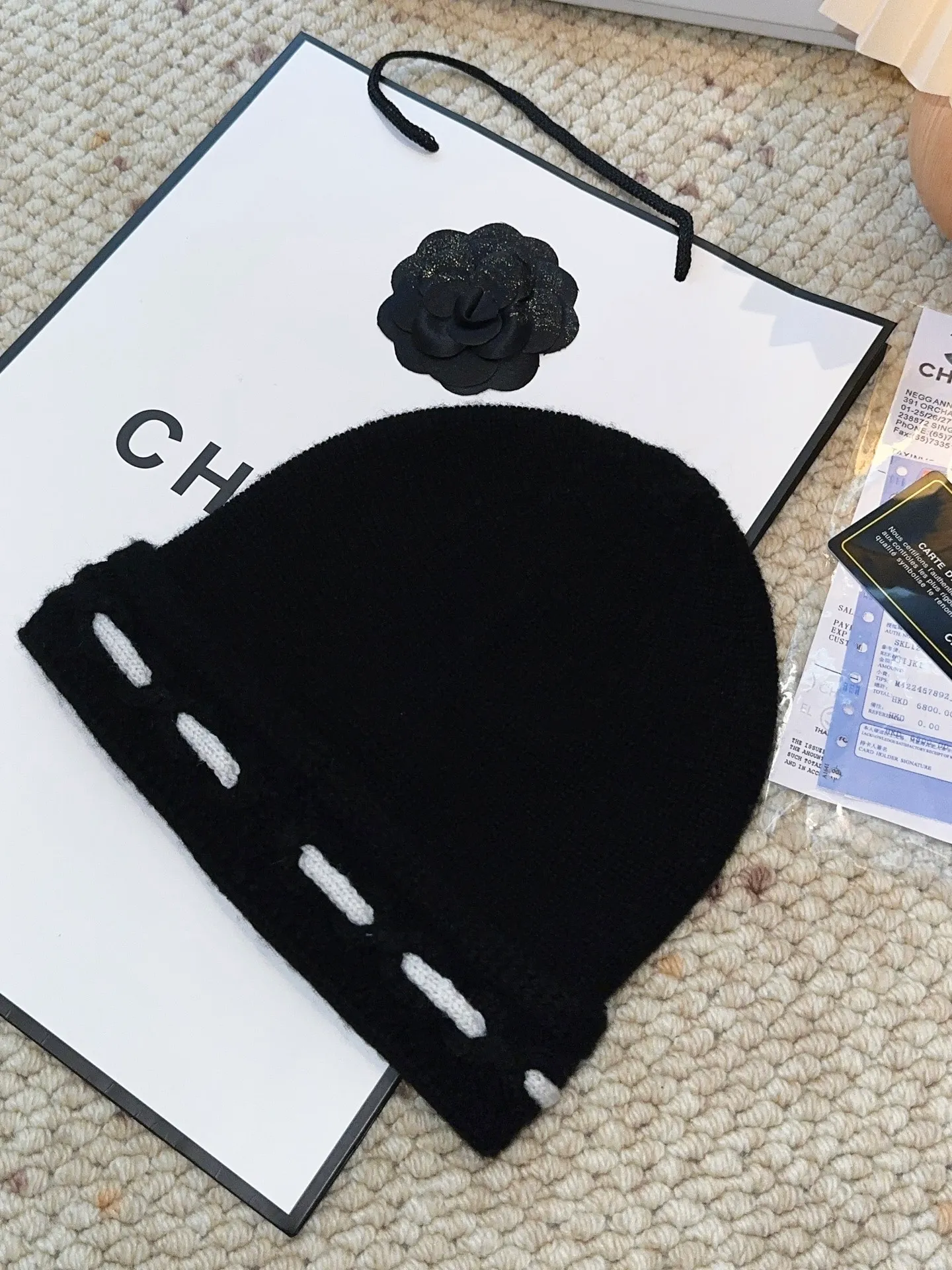 Scarf P720 Hat P460 Single selection available New arrivals! Chanel (Chanel) color-blocked striped scarf is made of wool blended material and 7-needle drawing process. The surface of the fabric has three-dimensional textures with a sense of layering and a concave and convex grid texture. After the weaving is completed, the scarf is hand-picked with the logo in black and white classic colors to show the elegance. Wear it casually to create a simple and fashionable feeling and immediately enhance the overall look.
