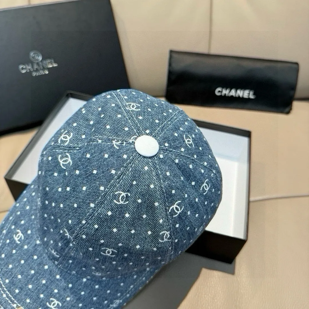 p90, Chanel (Chanel) new original baseball cap, denim small double C, 1:1 mold opening and customization at the counter, original denim fabric + first-layer cowhide, light and breathable! The quality is great, the basic head circumference is 56cm, and the patch is adjustable.