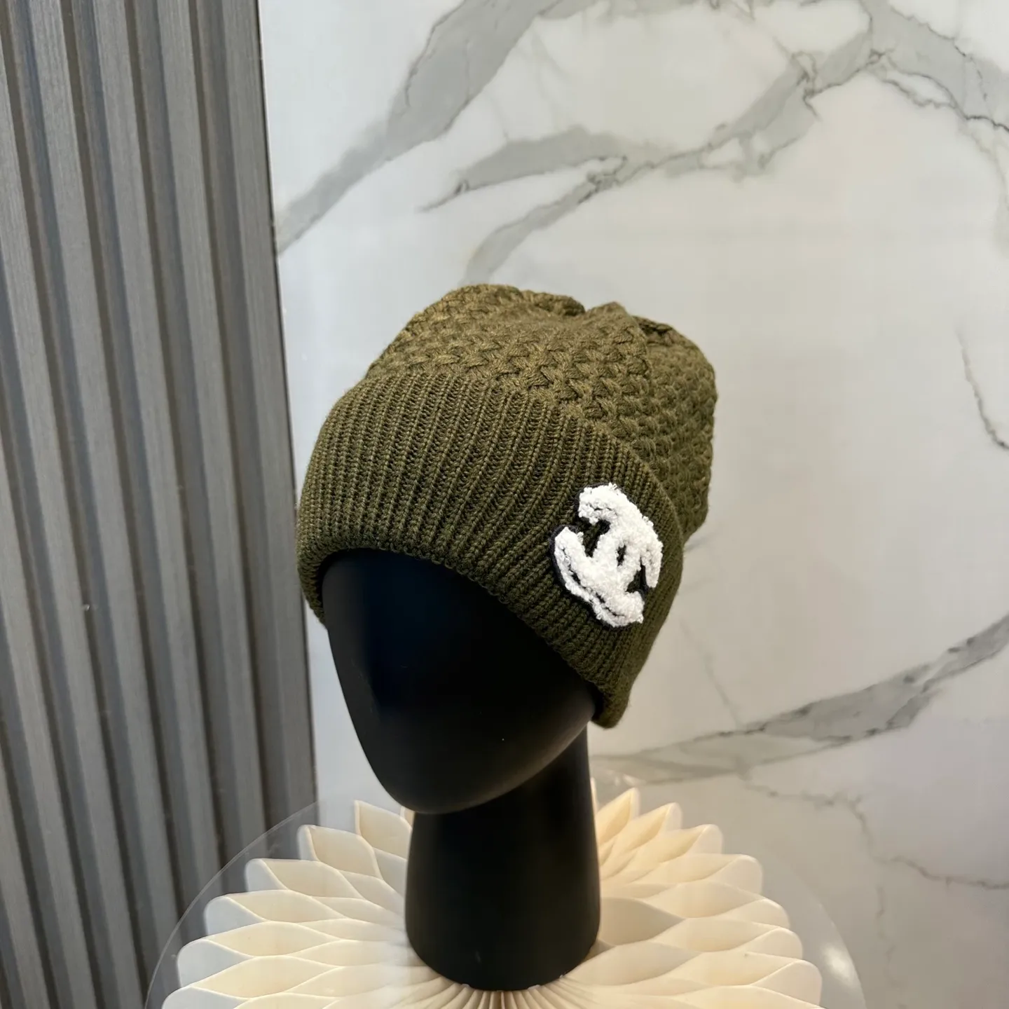 P70 Chanel official website quality Chanel autumn and winter fashion blogger recommended knitted hat, which hides a quiet sense of luxury. Every line is neat and generous, simple but not simple, generous and stylish. Every detail shows high-end taste, and the sense of fashion becomes more and more intriguing in the restraint.