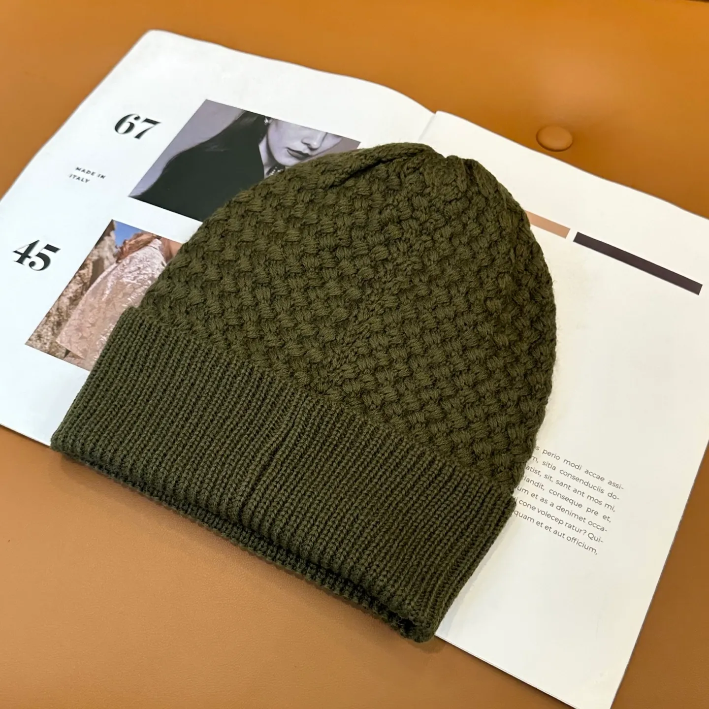 P70 Chanel official website quality Chanel autumn and winter fashion blogger recommended knitted hat, which hides a quiet sense of luxury. Every line is neat and generous, simple but not simple, generous and stylish. Every detail shows high-end taste, and the sense of fashion becomes more and more intriguing in the restraint.