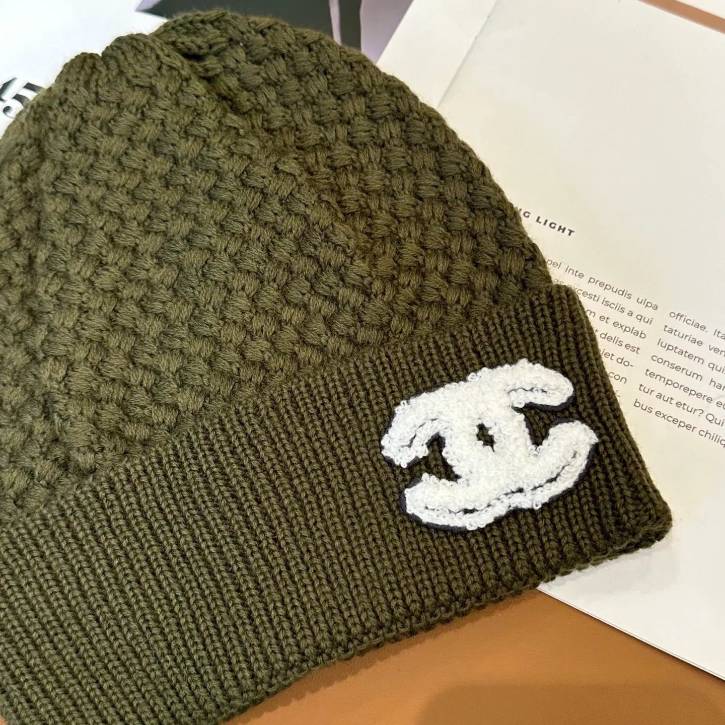 P70 Chanel official website quality Chanel autumn and winter fashion blogger recommended knitted hat, which hides a quiet sense of luxury. Every line is neat and generous, simple but not simple, generous and stylish. Every detail shows high-end taste, and the sense of fashion becomes more and more intriguing in the restraint.