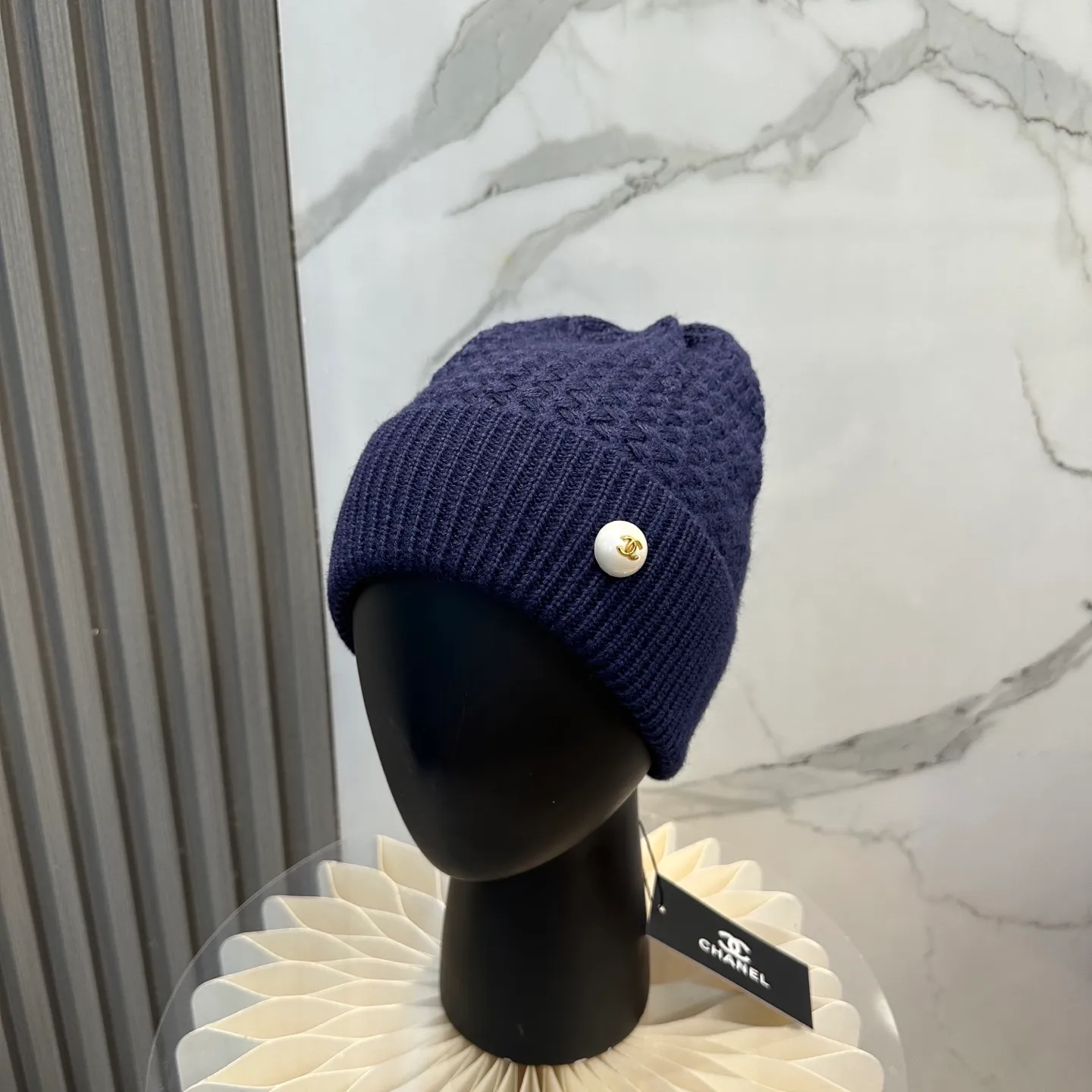 P70 Chanel official website quality Chanel autumn and winter fashion blogger recommended knitted hat, which hides a quiet sense of luxury. Every line is neat and generous, simple but not simple, generous and stylish. Every detail shows high-end taste, and the sense of fashion becomes more and more intriguing in the restraint.