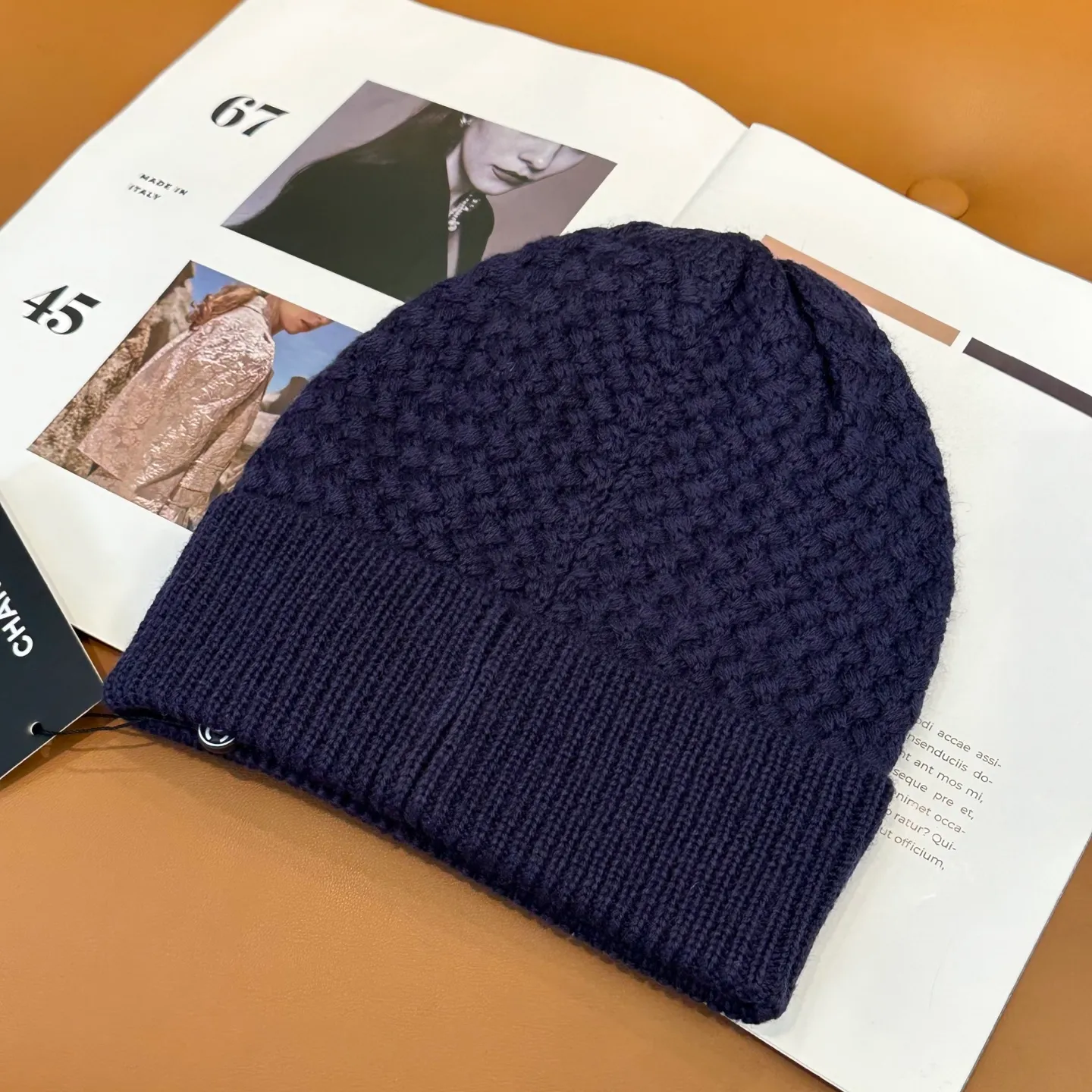 P70 Chanel official website quality Chanel autumn and winter fashion blogger recommended knitted hat, which hides a quiet sense of luxury. Every line is neat and generous, simple but not simple, generous and stylish. Every detail shows high-end taste, and the sense of fashion becomes more and more intriguing in the restraint.