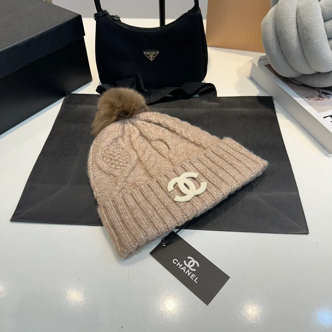 P90 CHANEL Chanel Orphan Fur Ball Autumn and Winter New Big Brand Wool Knitted Beanie One-size-fits-all, complete with tags ~ Very easy to match when out on the street!