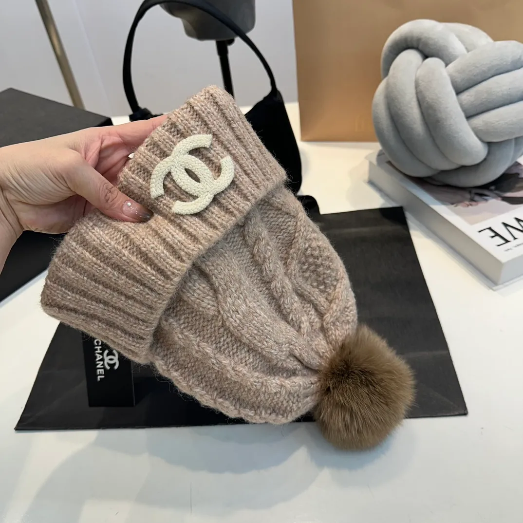 P90 CHANEL Chanel Orphan Fur Ball Autumn and Winter New Big Brand Wool Knitted Beanie One-size-fits-all, complete with tags ~ Very easy to match when out on the street!