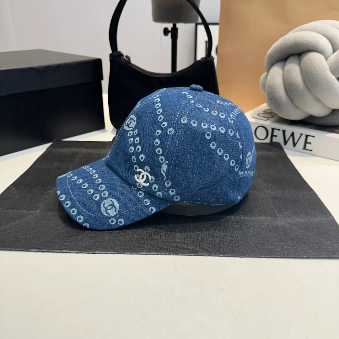 P60 Chanel/Chanel's new baseball cap has a perfect shape and can be used with various head shapes! Hepburn hood type, flatters the face shape and provides better sun protection! Head circumference:58cm
