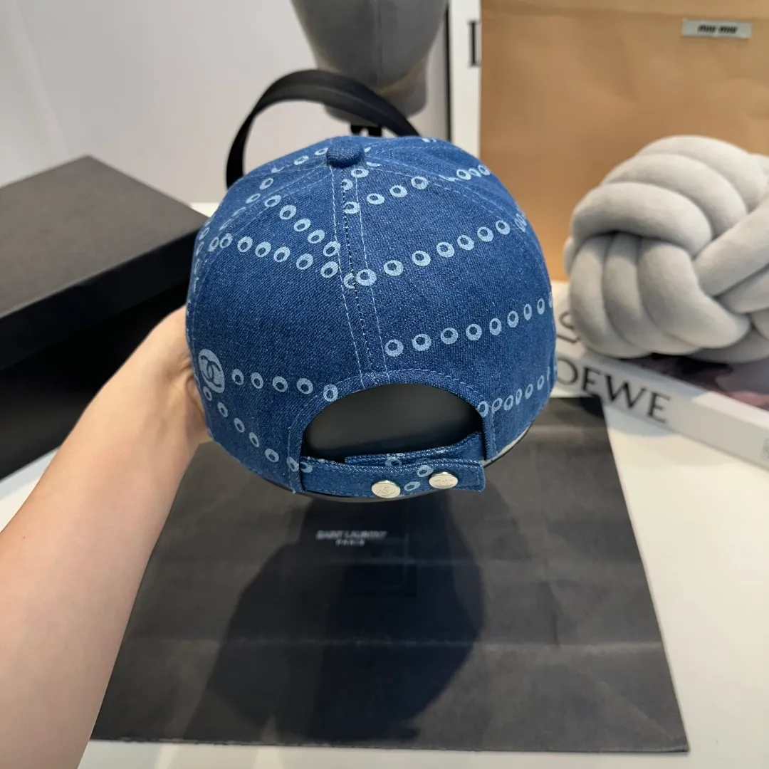 P60 Chanel/Chanel's new baseball cap has a perfect shape and can be used with various head shapes! Hepburn hood type, flatters the face shape and provides better sun protection! Head circumference:58cm