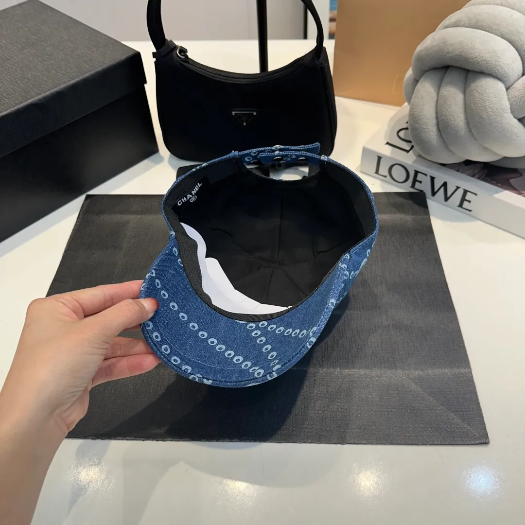P60 Chanel/Chanel's new baseball cap has a perfect shape and can be used with various head shapes! Hepburn hood type, flatters the face shape and provides better sun protection! Head circumference:58cm