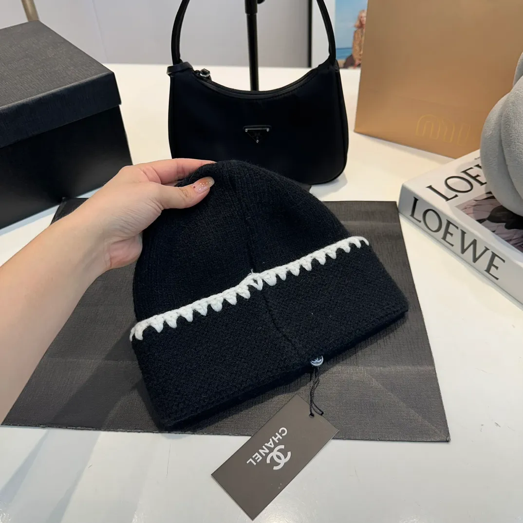 P60 CHANEL new rabbit fur knitted hat, Xiaohongshu, the main recommendation of major Internet celebrities! Thicker and warmer, fashionable and popular🌸First-class texture, the best brand for keeping warm in autumn and winter, order now, limited quantity available