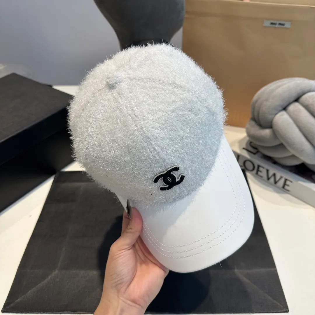 P60 CHANEL Chanel's new autumn and winter small fragrance style baseball cap🧢, the big brand model is super easy to match, one that you can wear with your eyes closed